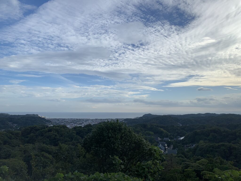 勝上献展望台から望む鎌倉市街と相模湾