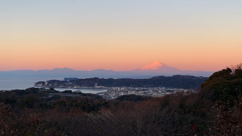 冬の朝だけ見られる「奇跡の絶景」。鎌倉在住ガイドが教える、富士山と海を望む絶景スポット。