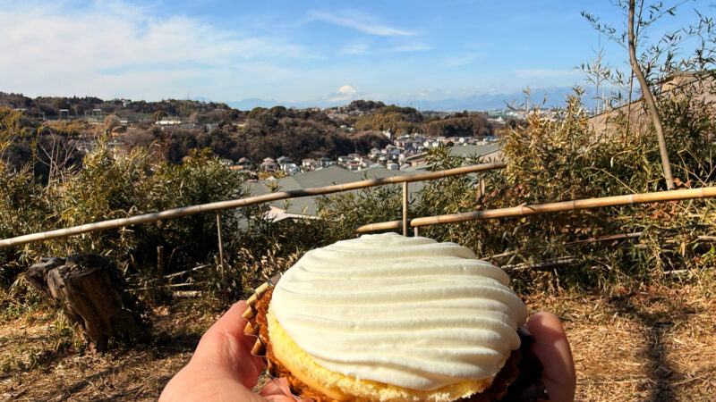 平日の鎌倉、人混みを避けて「秘密のベンチ」へ。富士山とレモンパイを独り占めした、贅沢なプライベート・トリップ。【開催レポート】 ポンポンケーキのレモンチーズパイを特等席でいただきます。