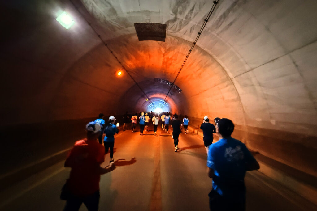 三浦国際市民マラソン（三浦ハーフ）でトンネルを走るランナーたち