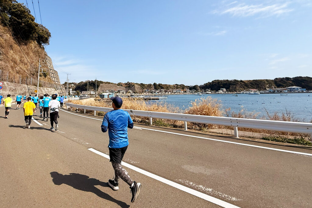 三浦国際市民マラソン（三浦ハーフ）で三浦海岸を走るランナーたち