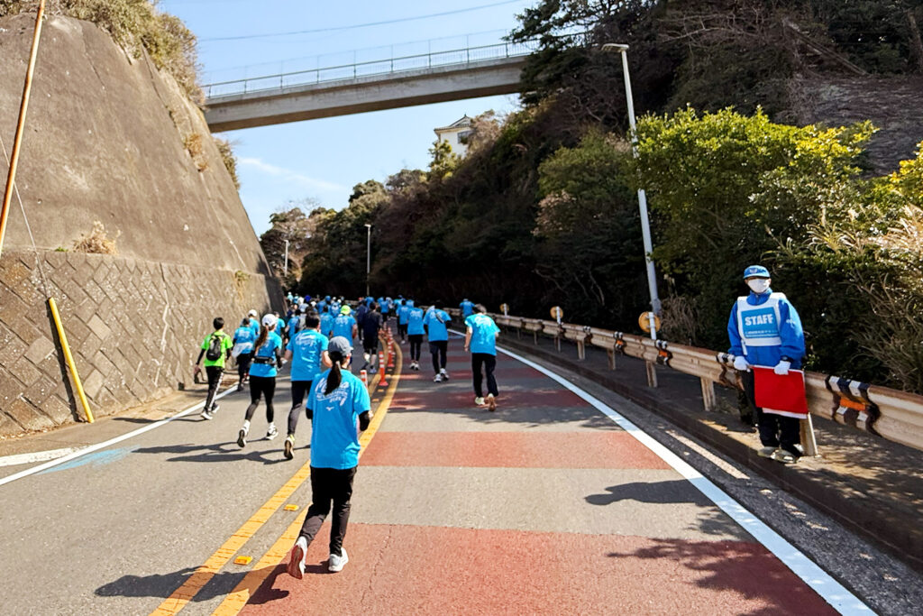 三浦国際市民マラソン（三浦ハーフ）で激坂を走るランナーたち