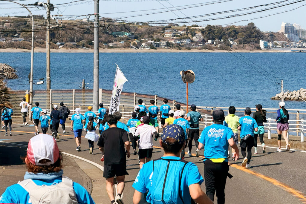 三浦国際市民マラソン（三浦ハーフ）で三浦海岸を走るランナーたち
