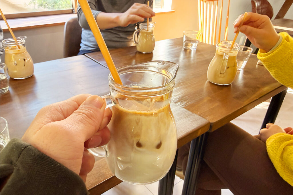 【ワラーチデビュー】隠れ家カフェで「走れるサンダル」ワークショップ 鎌倉・長谷の自家焙煎コーヒー「CHEEERS COFFEE」のカフェラテ