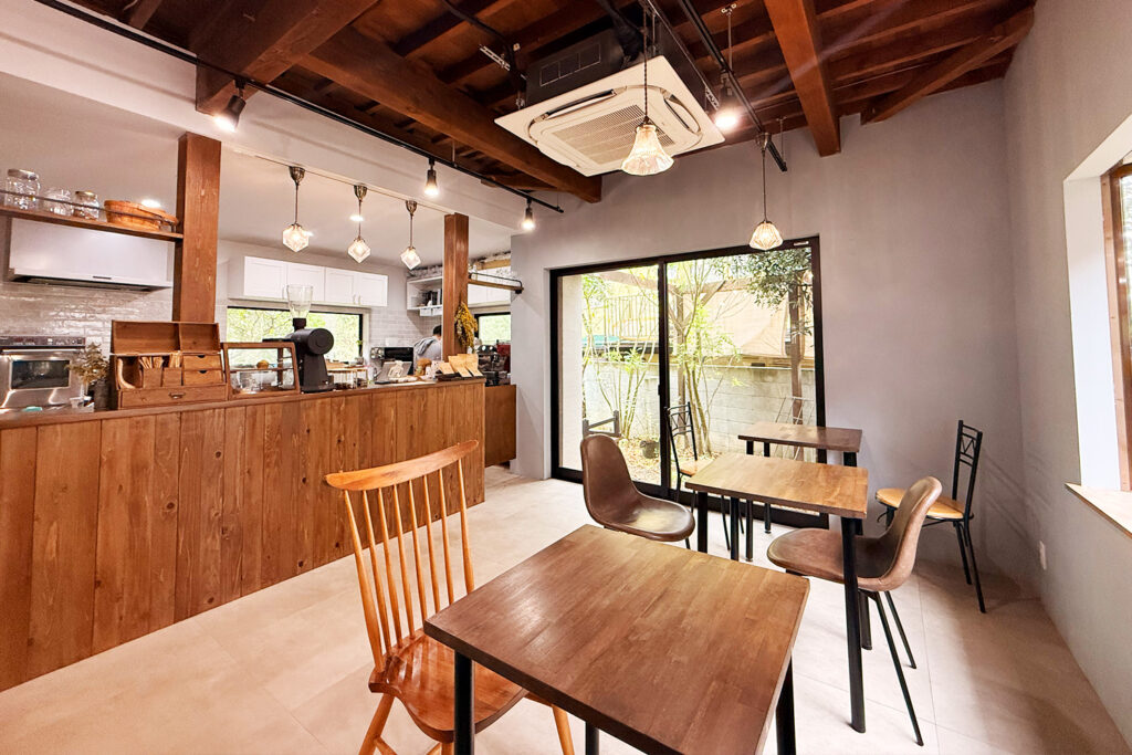 【ワラーチデビュー】隠れ家カフェで「走れるサンダル」ワークショップ 鎌倉・長谷の自家焙煎コーヒー「CHEEERS COFFEE」の店内風景